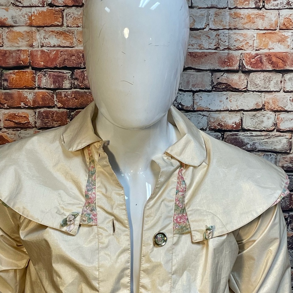 F W Fisher vintage raincoat size m, armpit to armpit 20”, length 33”